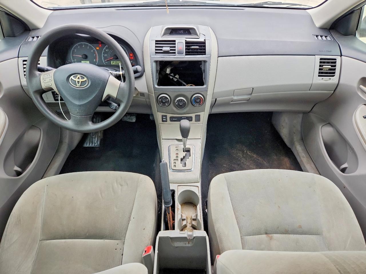 2013 TOYOTA COROLLA LE photo 8
