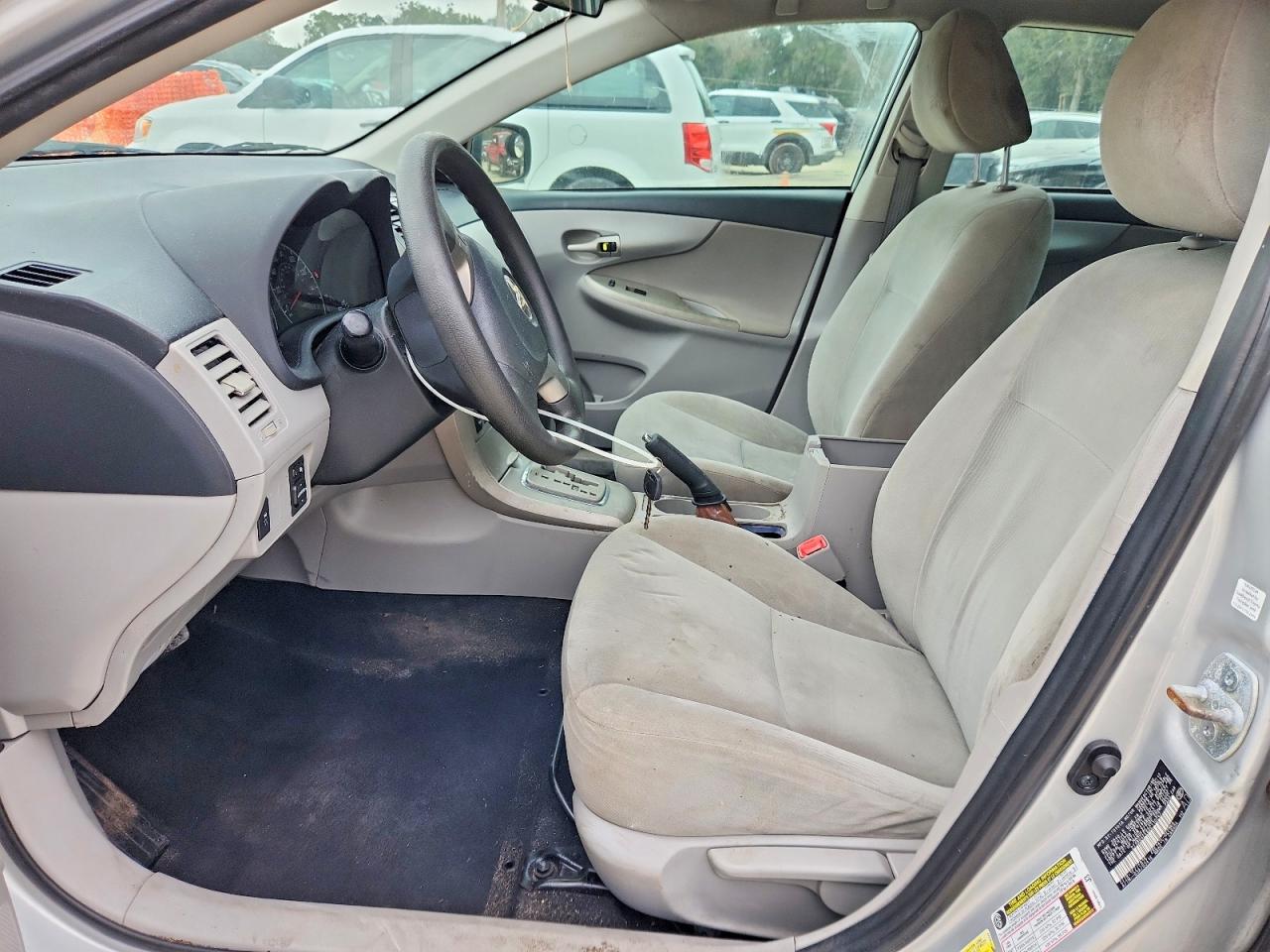 2013 TOYOTA COROLLA LE photo 7
