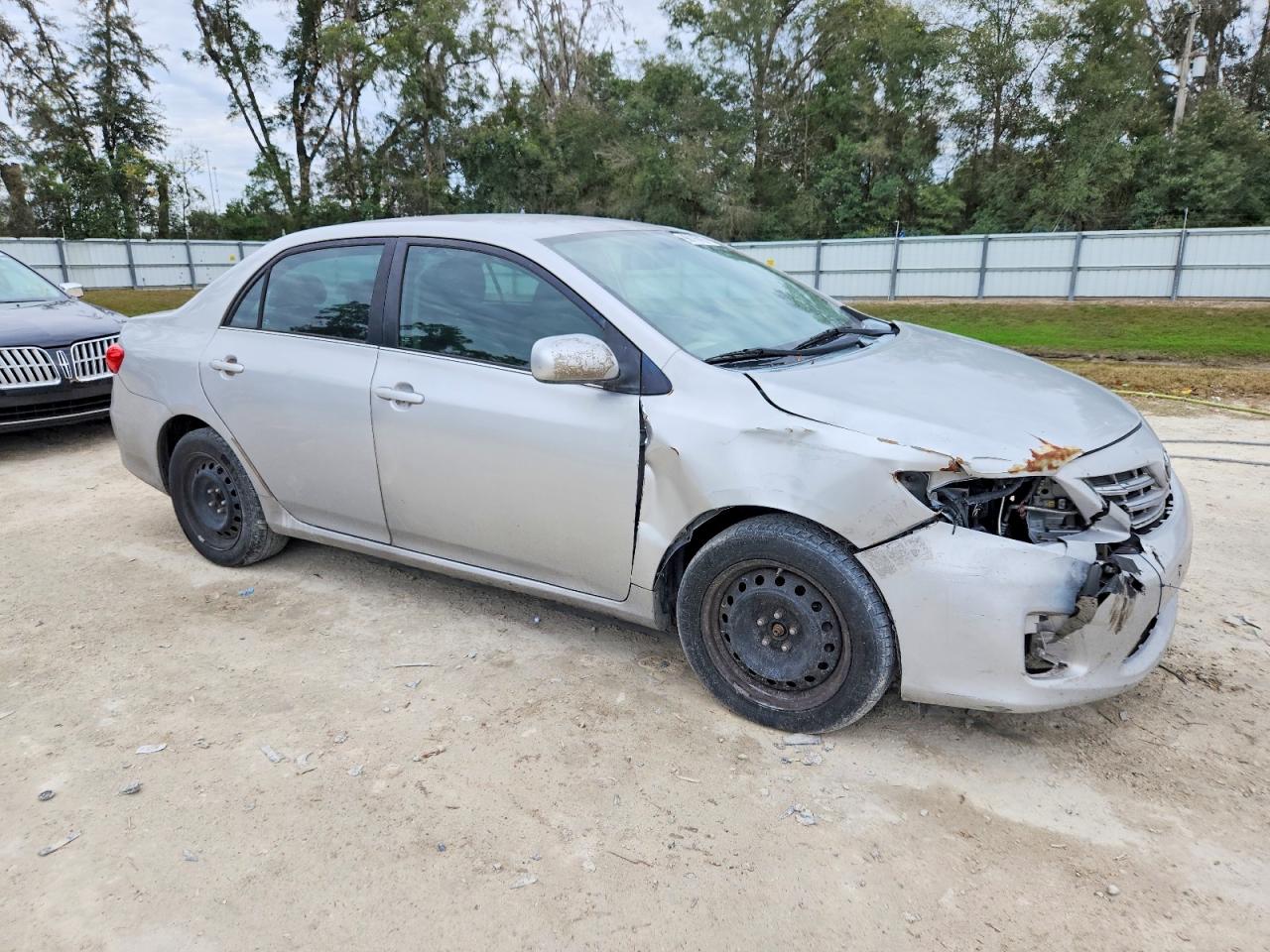 2013 TOYOTA COROLLA LE photo 4