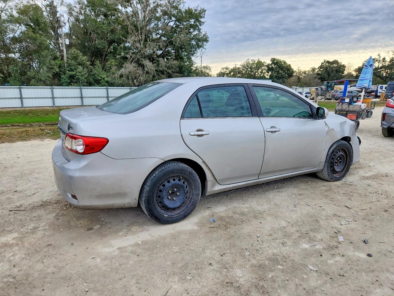 2013 TOYOTA COROLLA LE photo 3