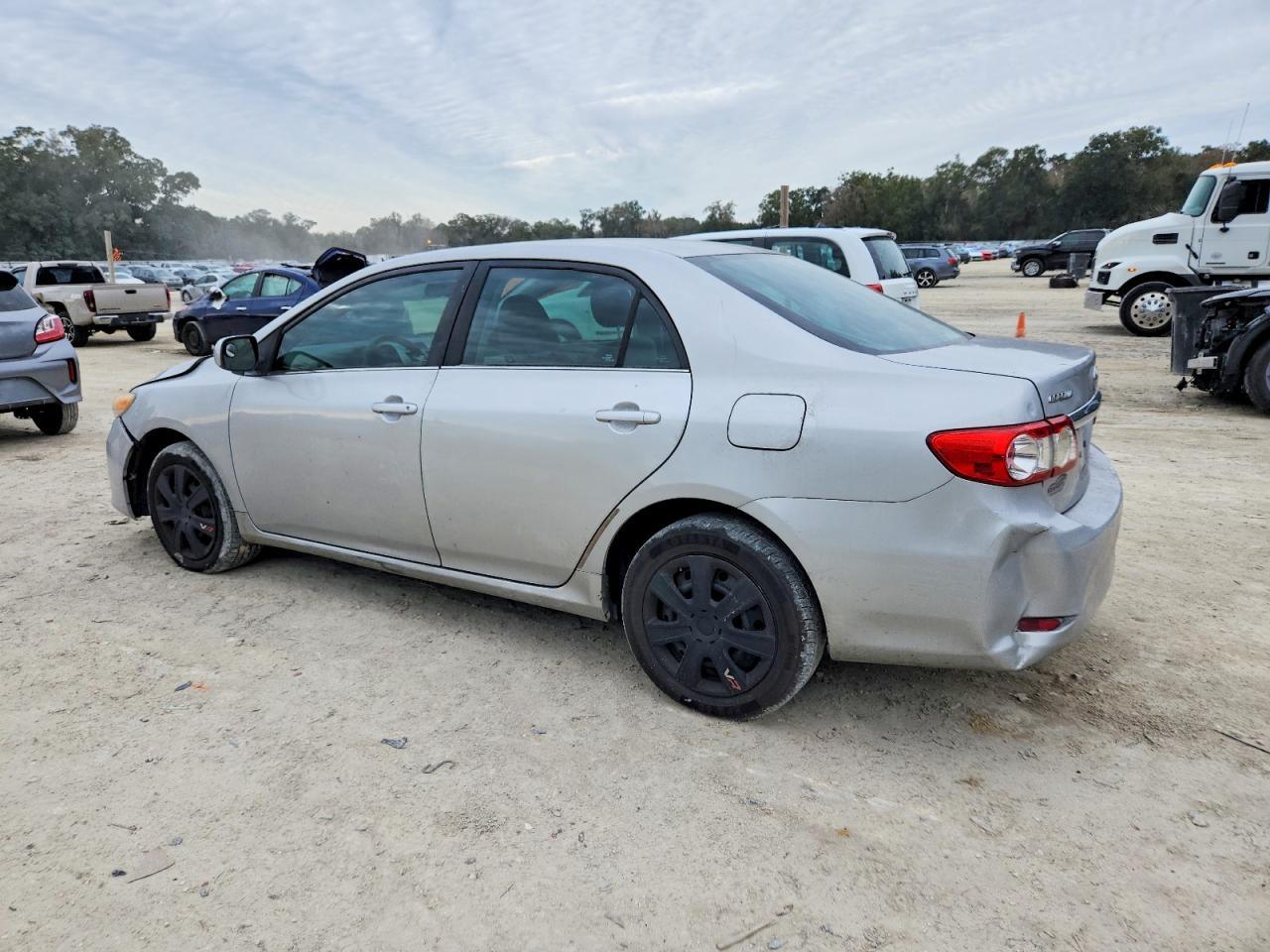 2013 TOYOTA COROLLA LE photo 2