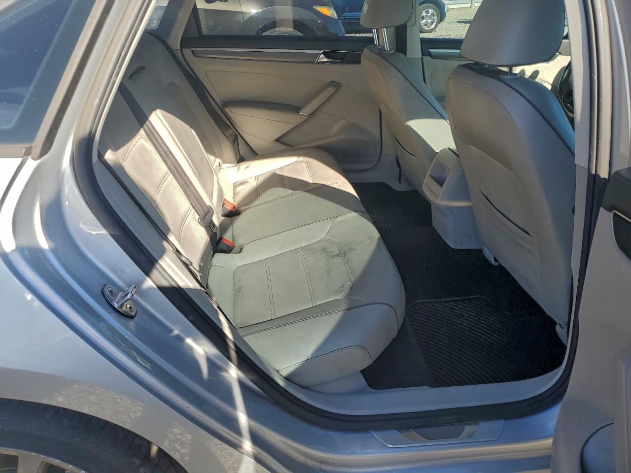 2018 VOLKSWAGEN PASSAT S photo 10