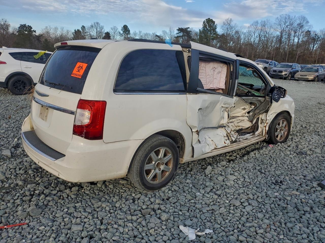 2011 CHRYSLER TOWN & COUNTRY TOURING photo 3