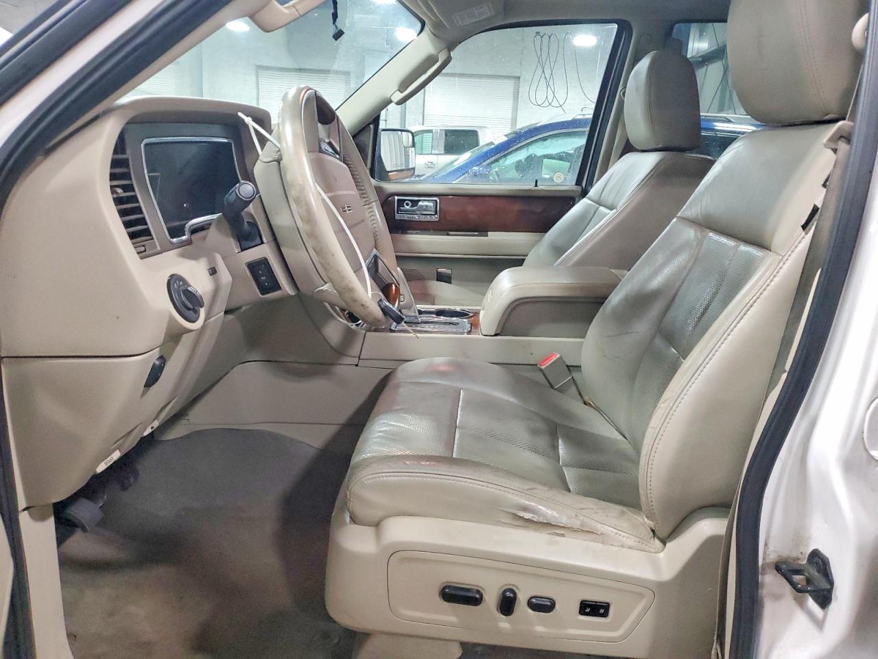 2012 LINCOLN NAVIGATOR photo 7