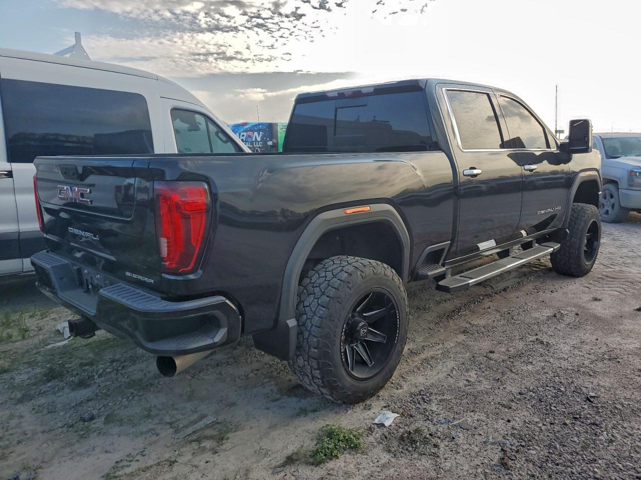 2020 GMC SIERRA K2500 DENALI photo 3