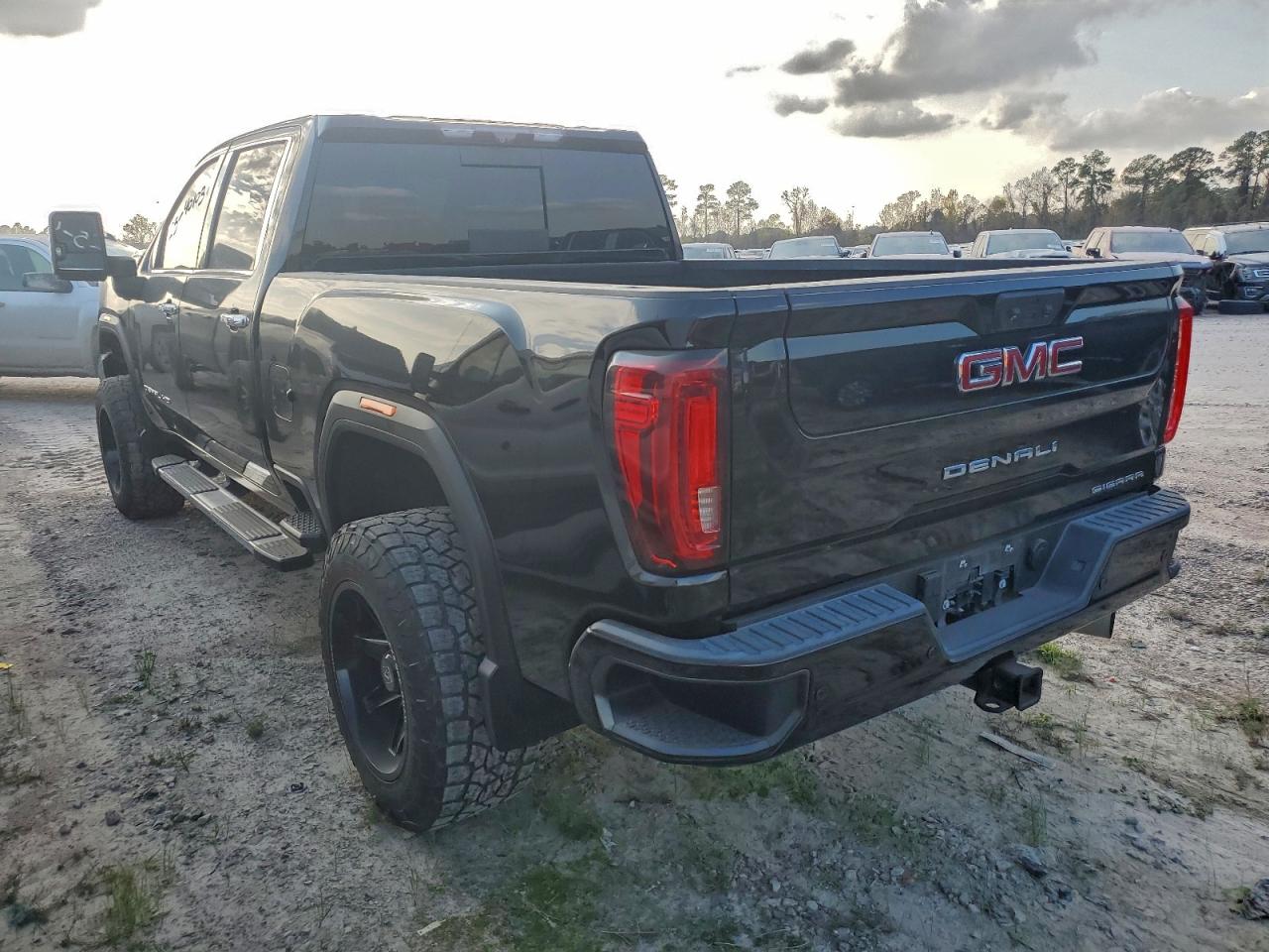2020 GMC SIERRA K2500 DENALI photo 2