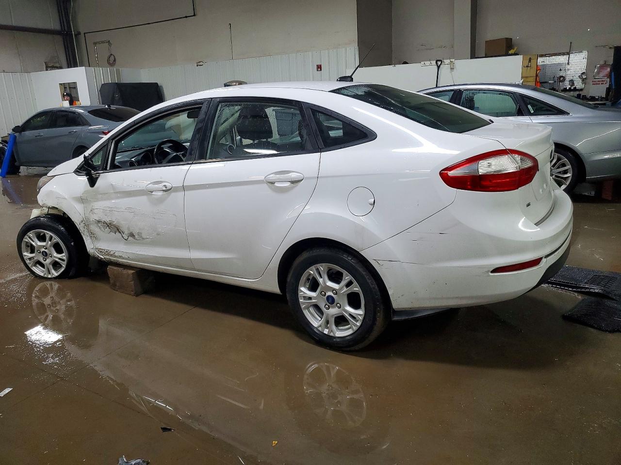2015 FORD FIESTA SE photo 2