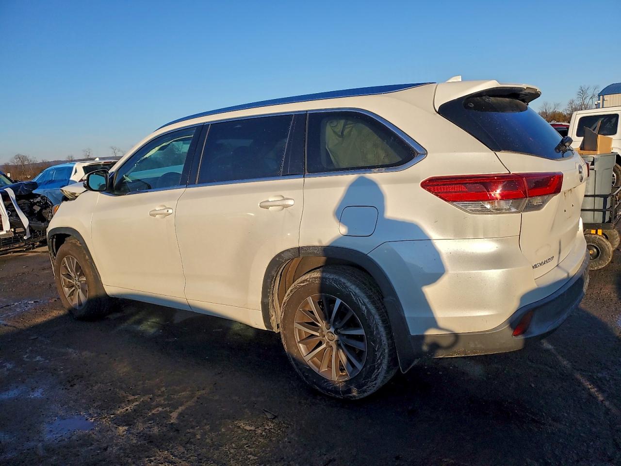 2017 TOYOTA HIGHLANDER SE photo 2