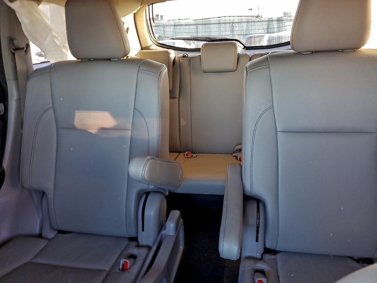2017 TOYOTA HIGHLANDER SE photo 10
