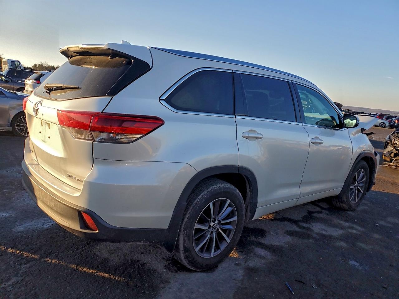 2017 TOYOTA HIGHLANDER SE photo 3