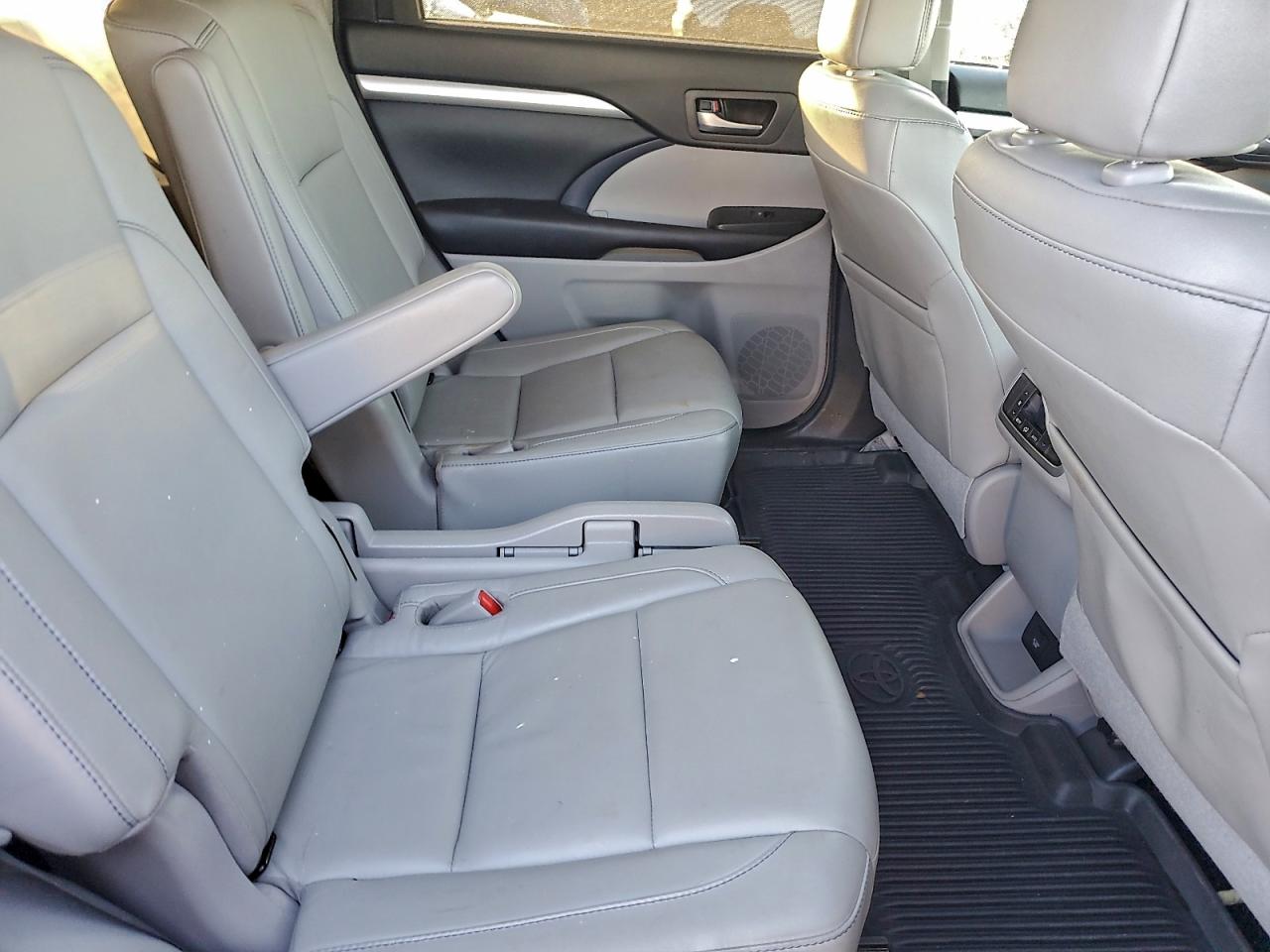 2017 TOYOTA HIGHLANDER SE photo 11