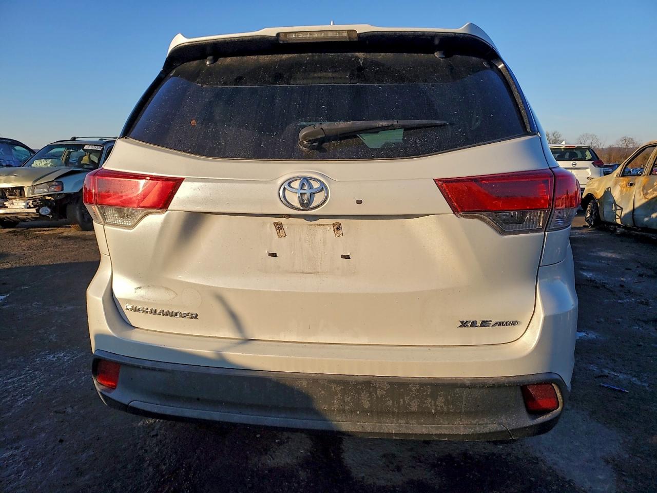 2017 TOYOTA HIGHLANDER SE photo 6