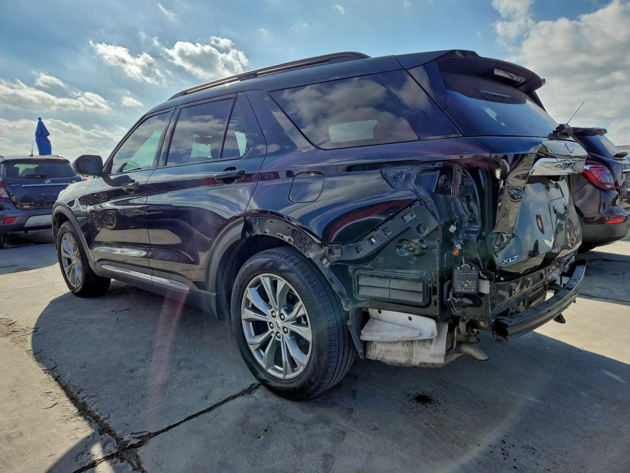 2023 FORD EXPLORER XLT photo 2