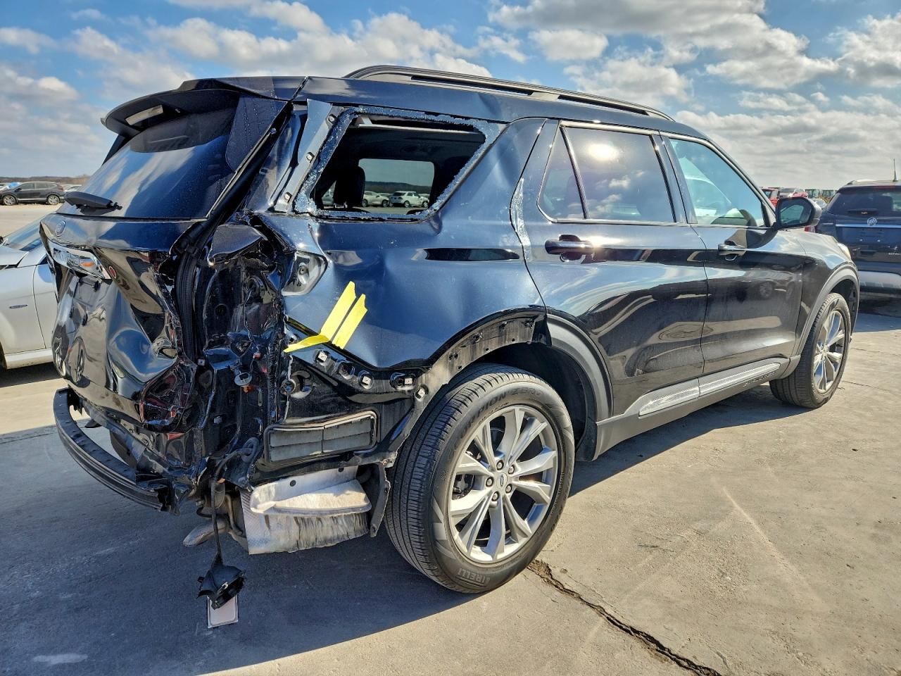 2023 FORD EXPLORER XLT photo 3