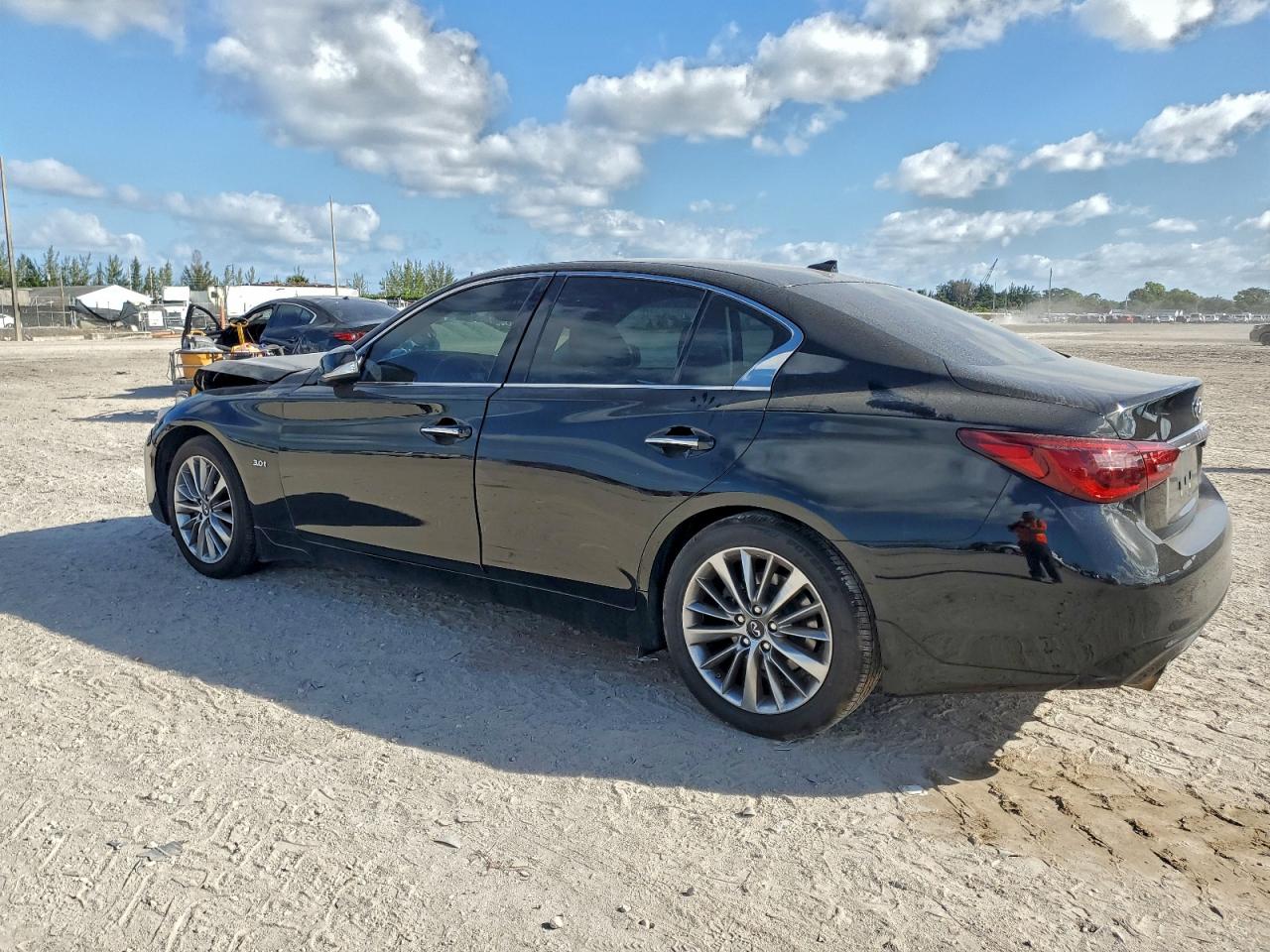 2018 INFINITI Q50 LUXE photo 2