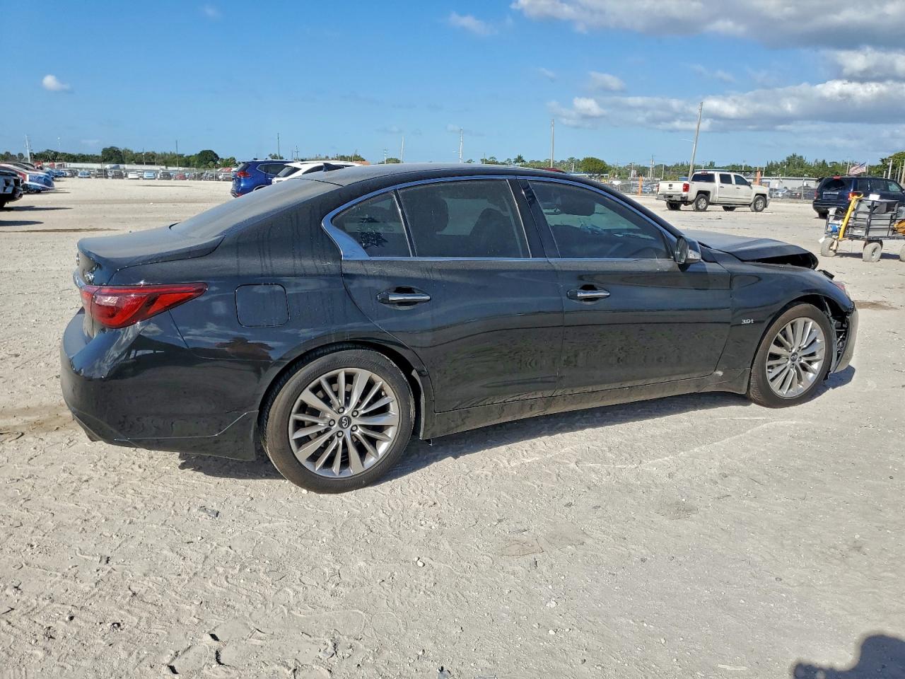 2018 INFINITI Q50 LUXE photo 3