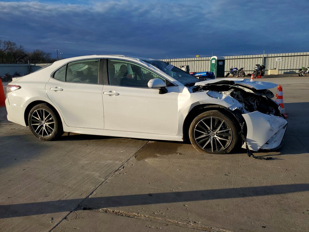 2024 TOYOTA CAMRY photo 4