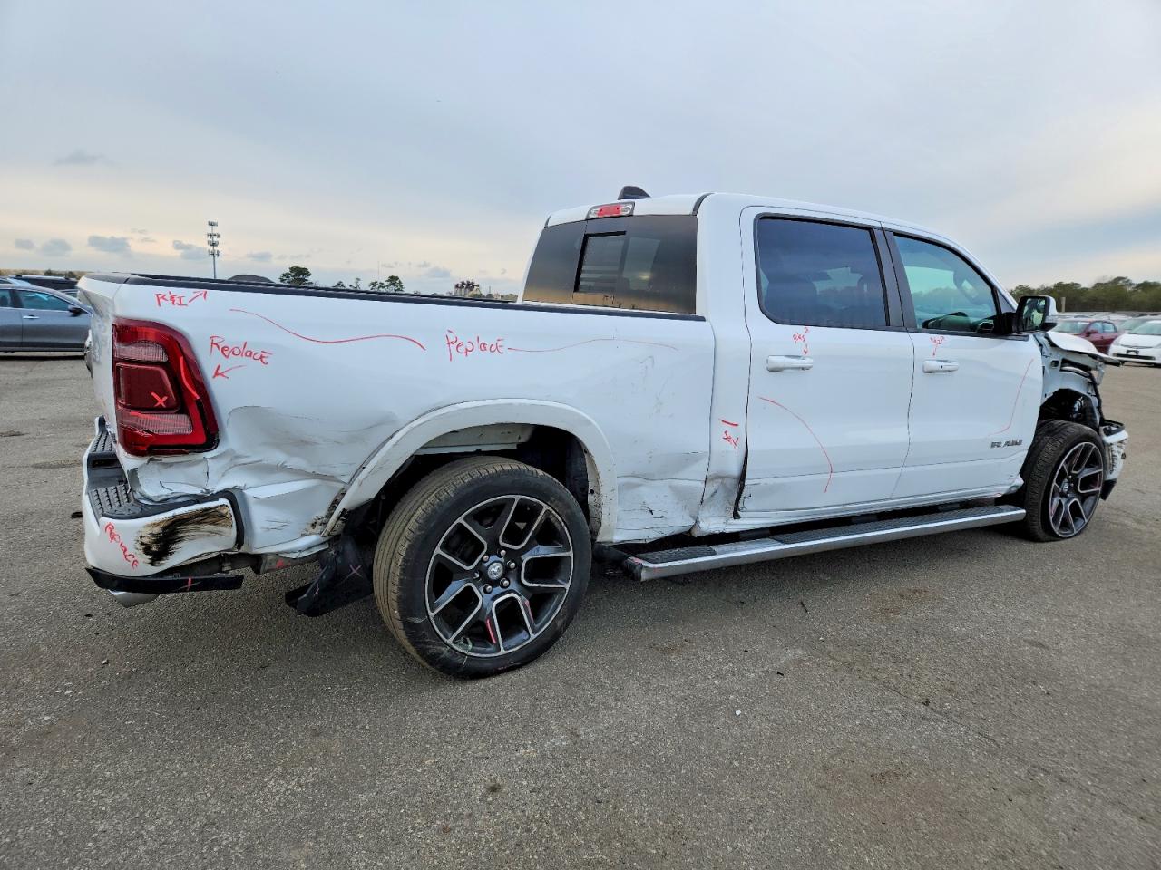 2019 RAM 1500 LARAMIE photo 3