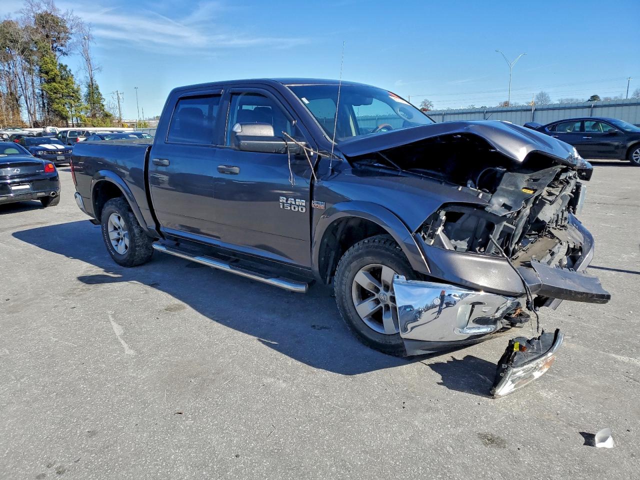 2015 RAM 1500 SLT photo 4