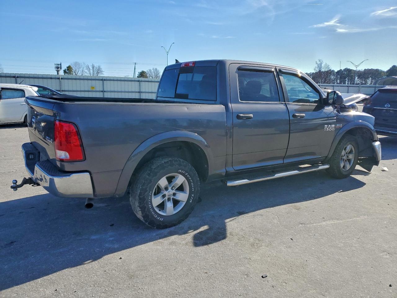 2015 RAM 1500 SLT photo 3