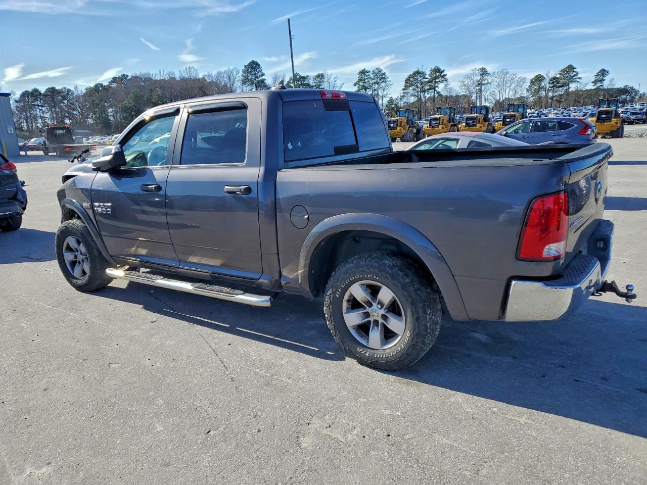 2015 RAM 1500 SLT photo 2