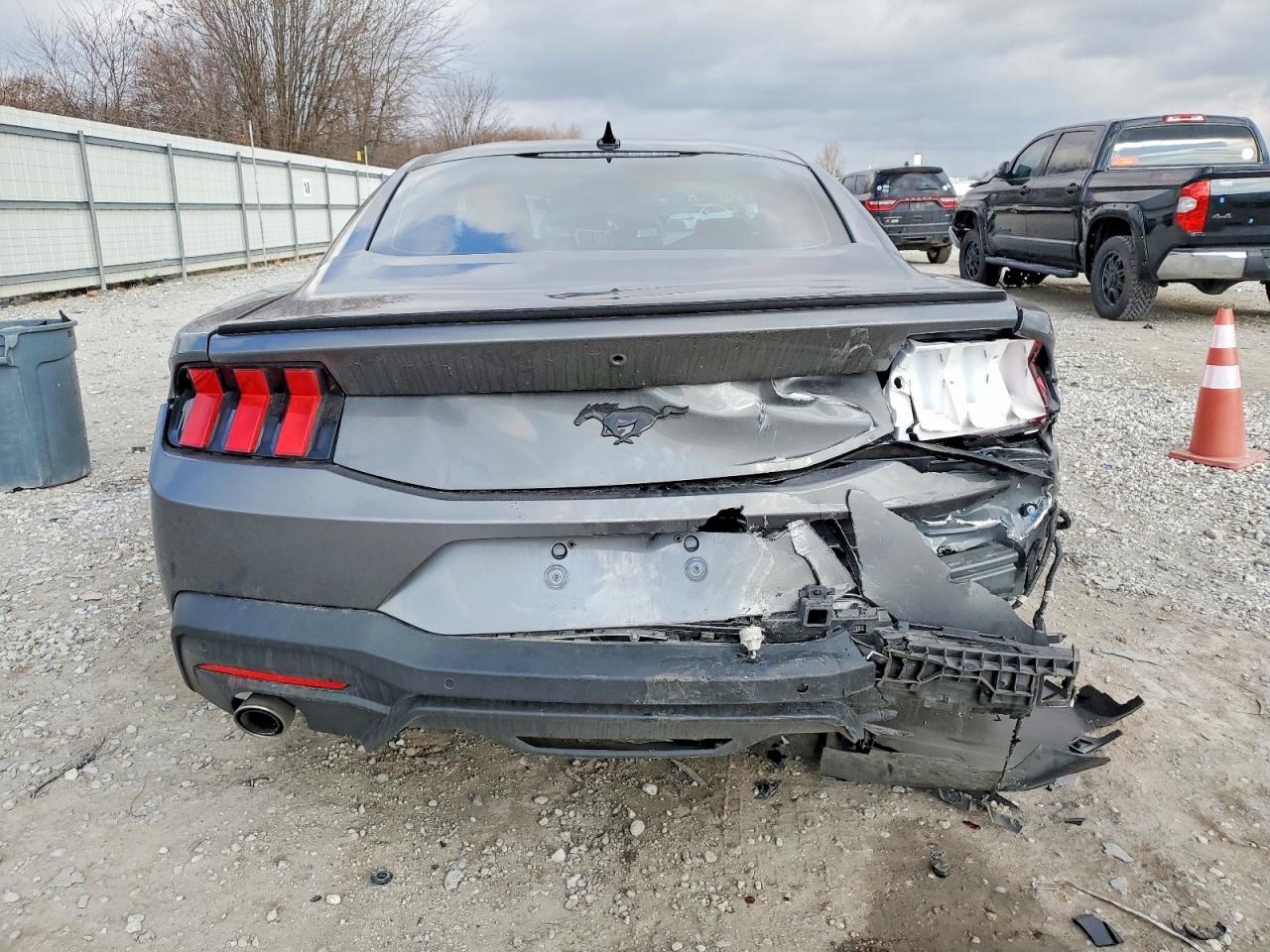 2024 FORD MUSTANG photo 6