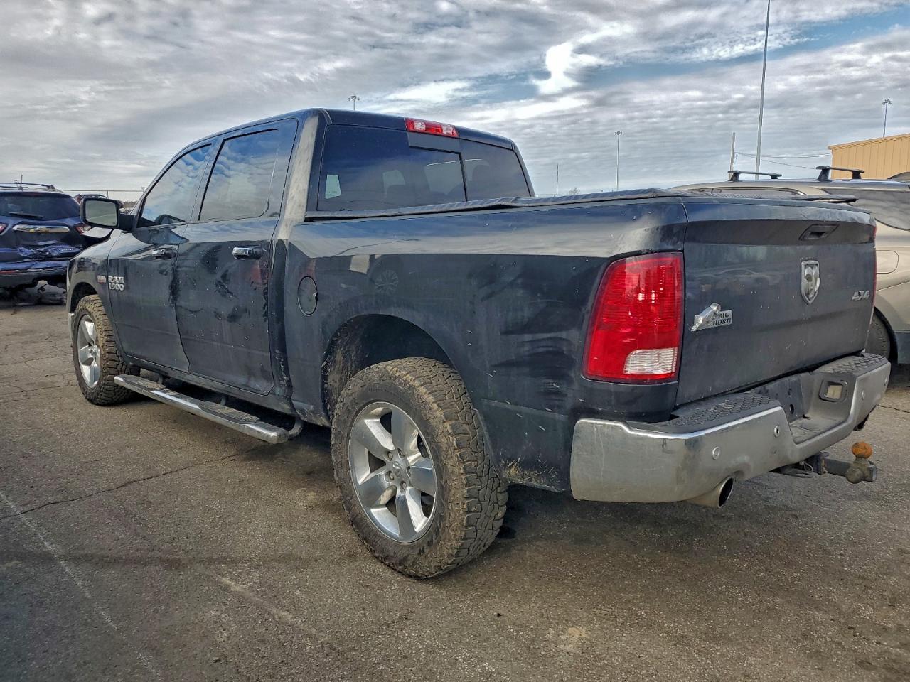 2016 RAM 1500 SLT photo 2