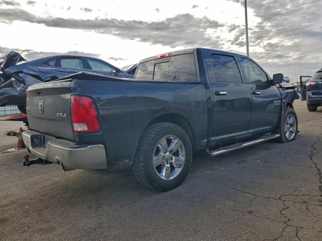 2016 RAM 1500 SLT photo 3