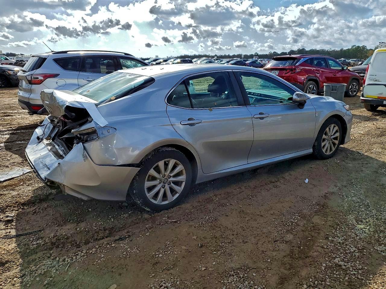 2018 TOYOTA CAMRY L photo 3