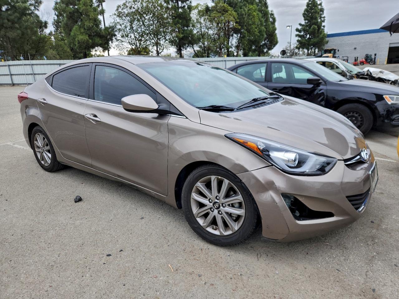 2015 HYUNDAI ELANTRA SE photo 4