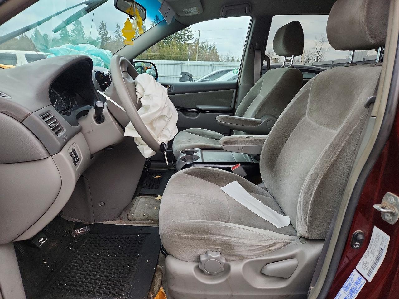 2004 TOYOTA SIENNA CE photo 7