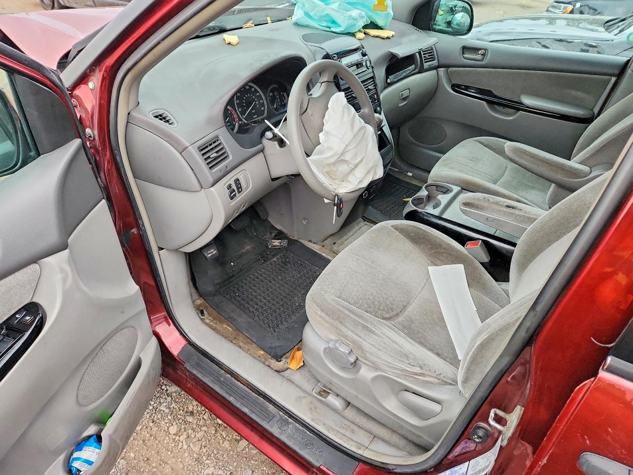 2004 TOYOTA SIENNA CE photo 8