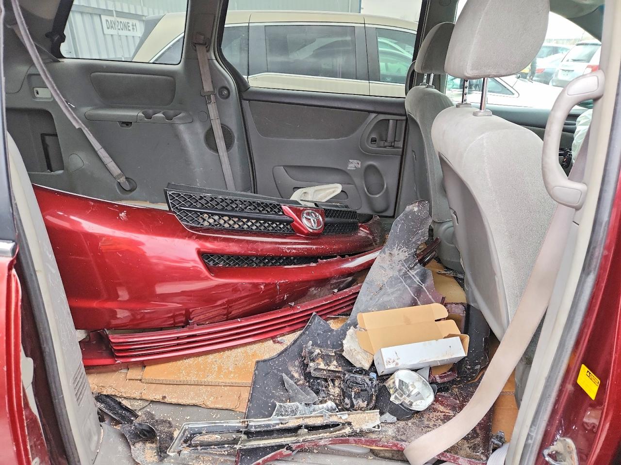 2004 TOYOTA SIENNA CE photo 11