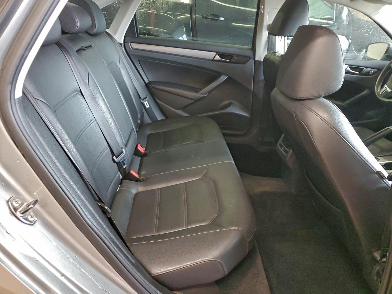 2014 VOLKSWAGEN PASSAT SE photo 28