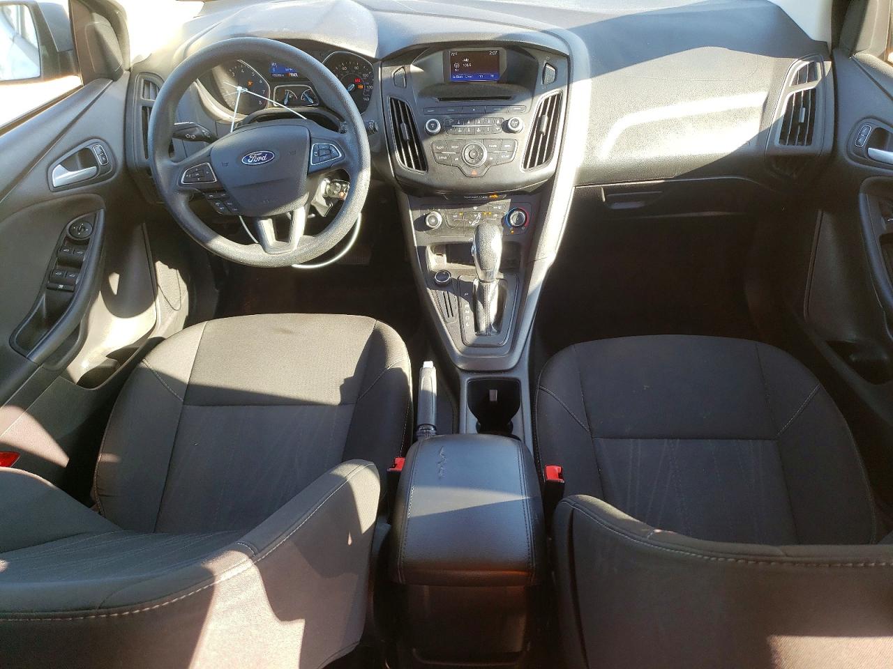 2017 FORD FOCUS SE photo 8