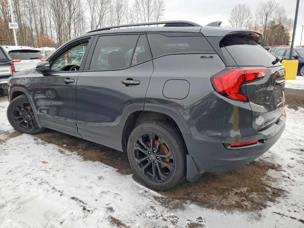 2020 GMC TERRAIN SLE photo 2