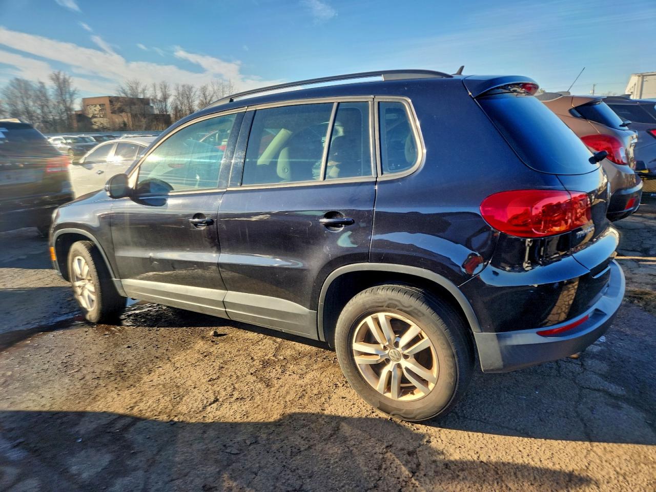 2016 VOLKSWAGEN TIGUAN S photo 2