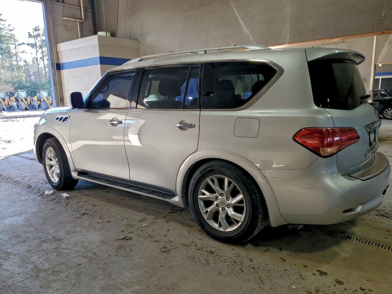 2011 INFINITI QX56 photo 2