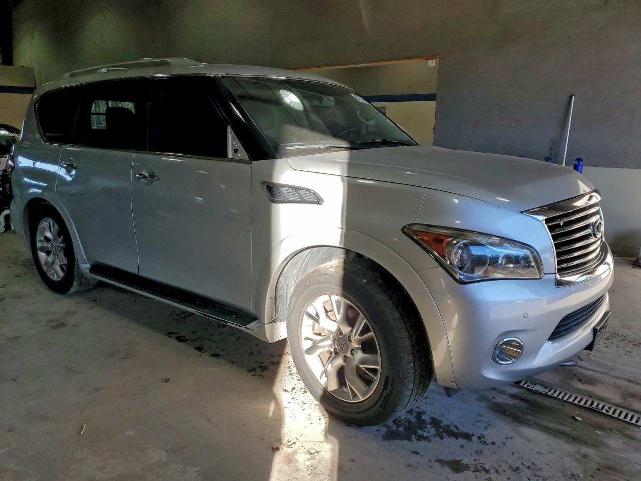2011 INFINITI QX56 photo 4