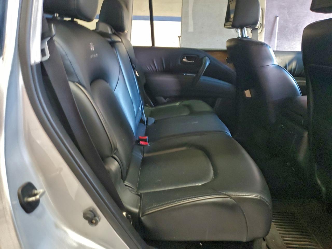 2011 INFINITI QX56 photo 11