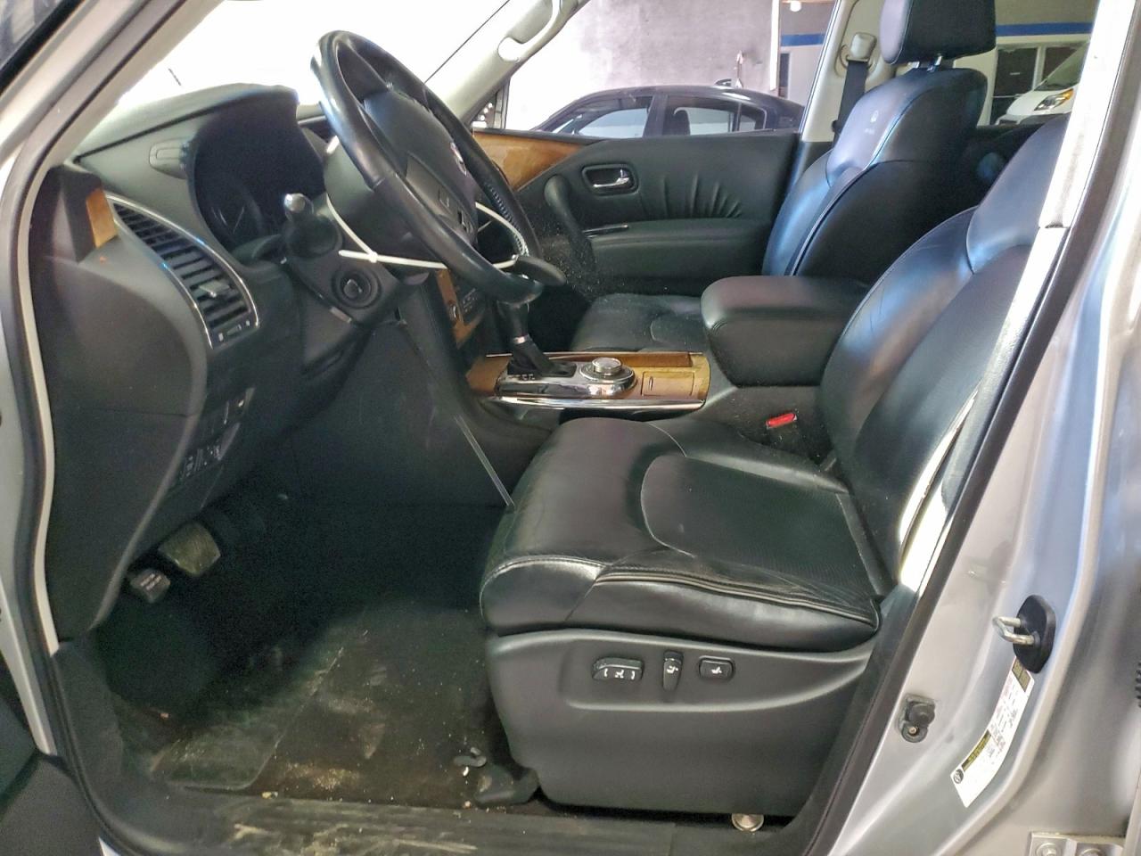 2011 INFINITI QX56 photo 7