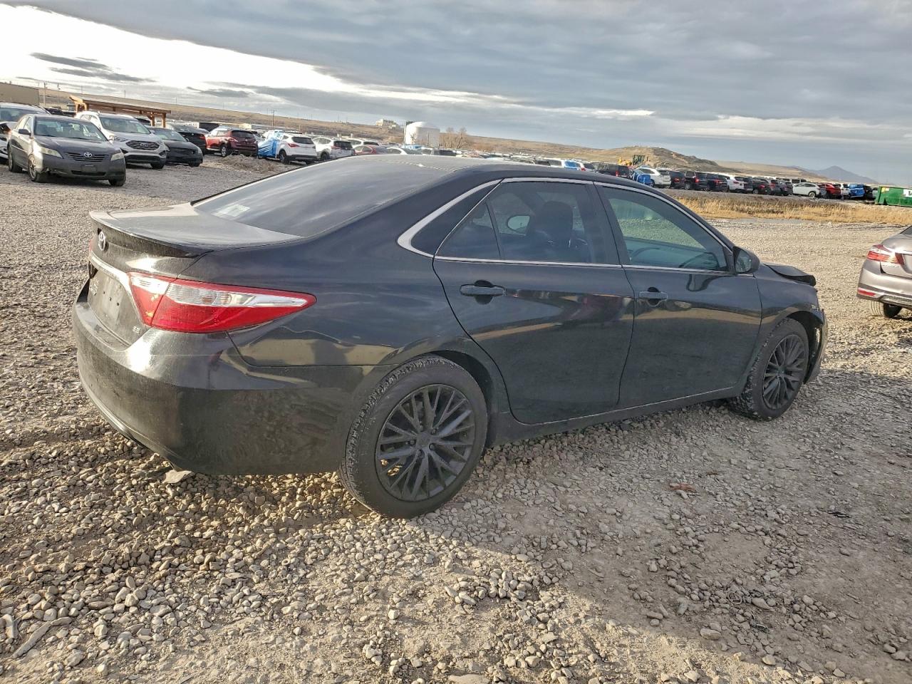 2017 TOYOTA CAMRY LE photo 3