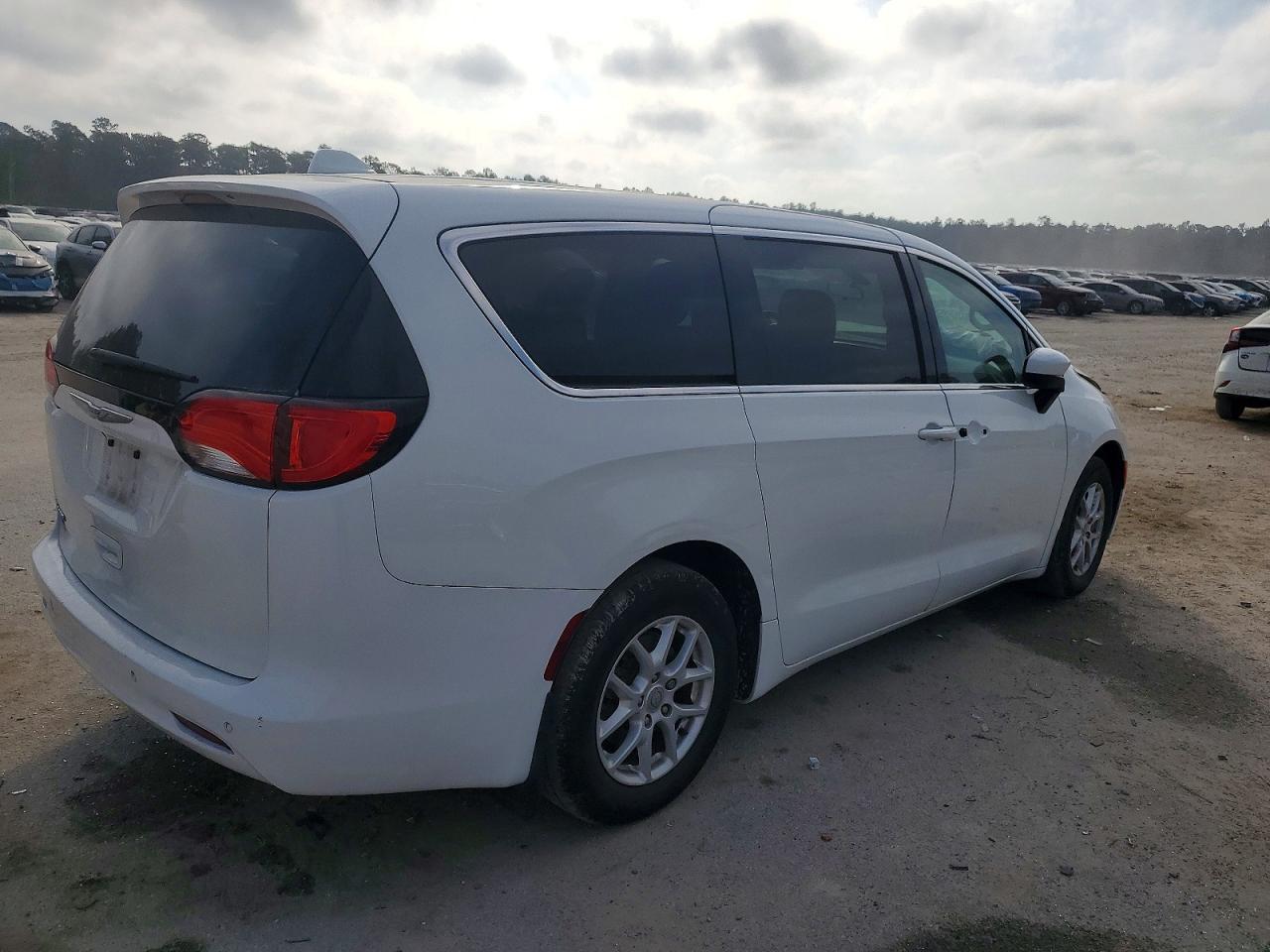 2020 CHRYSLER VOYAGER LX photo 5