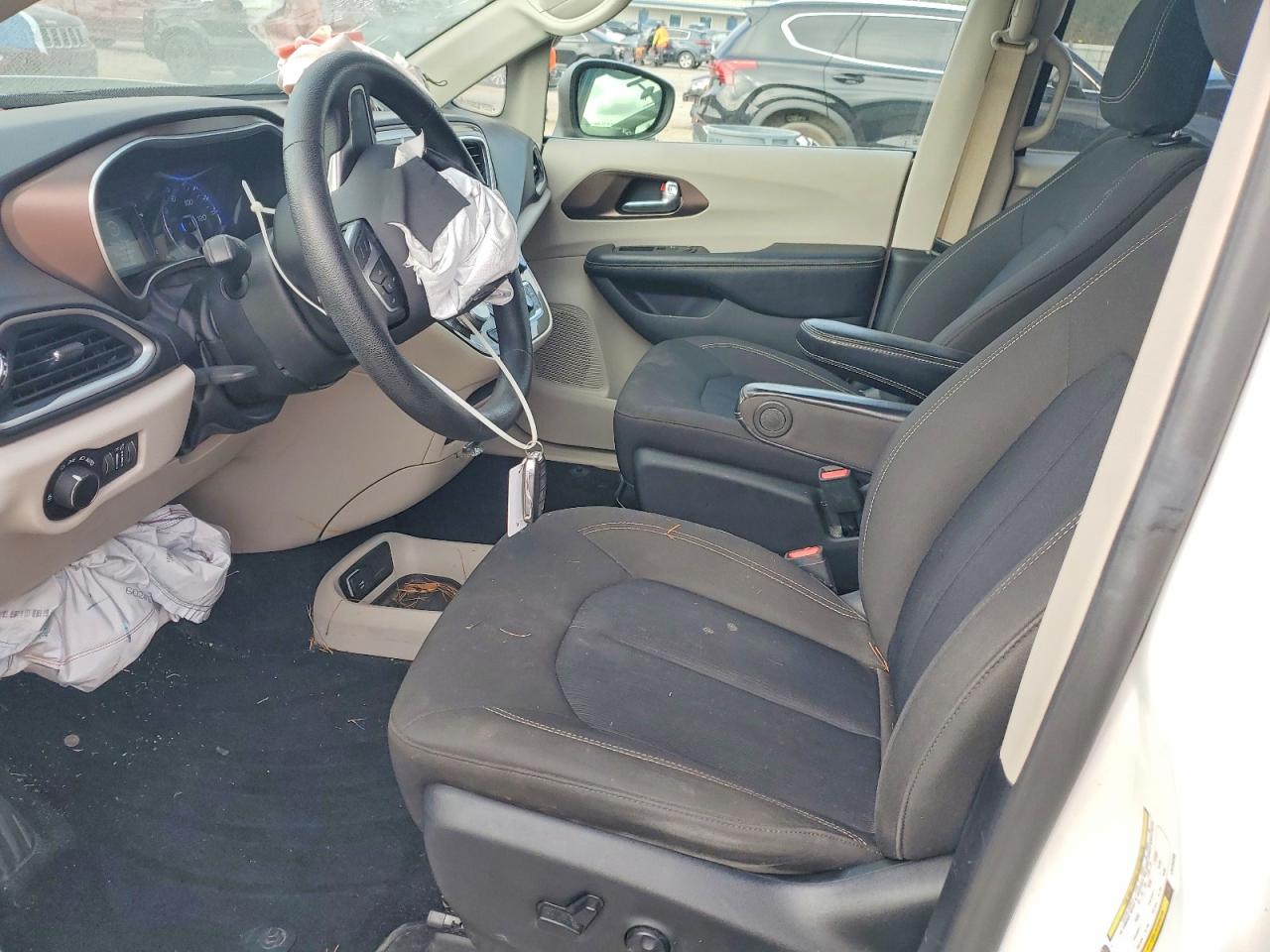 2020 CHRYSLER VOYAGER LX photo 13