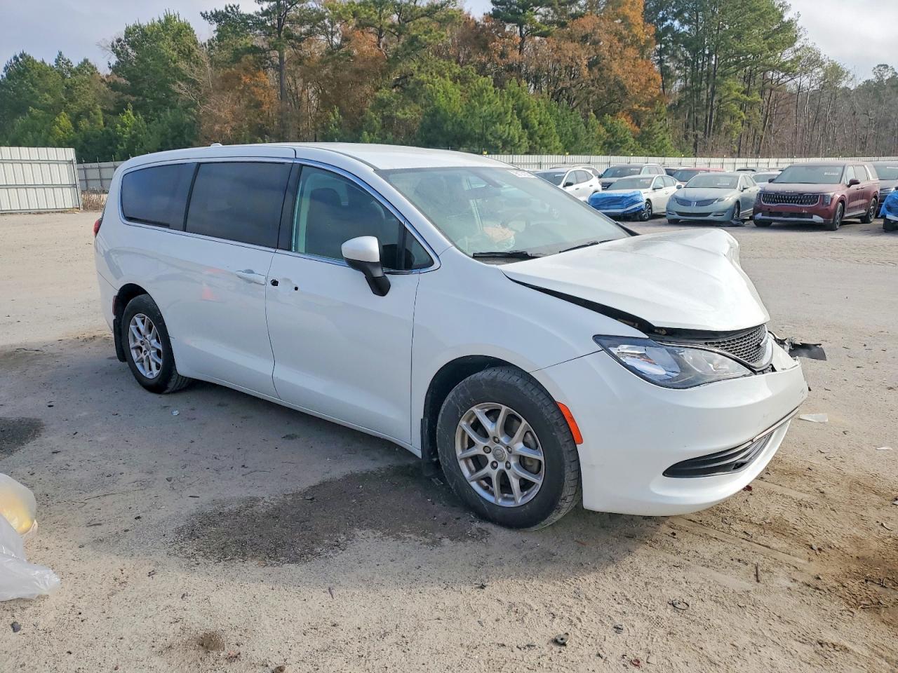 2020 CHRYSLER VOYAGER LX photo 7