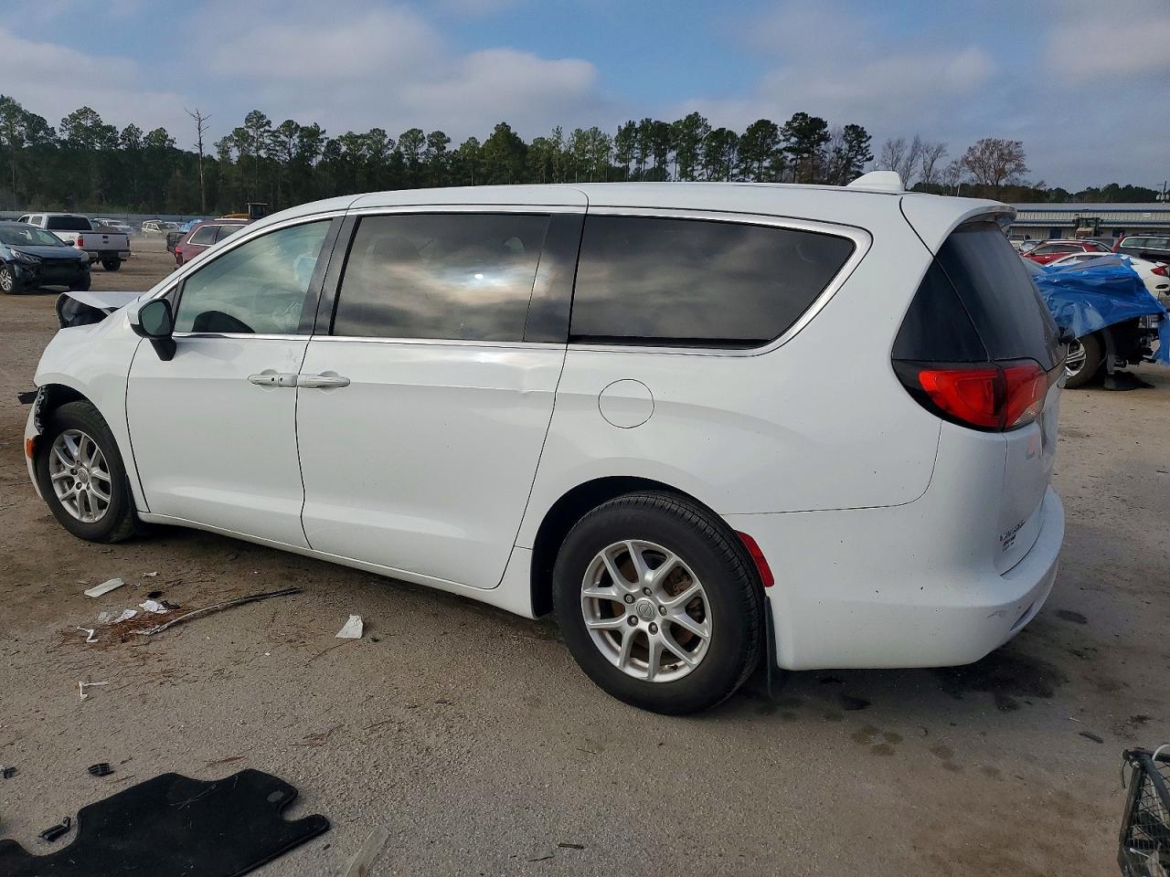 2020 CHRYSLER VOYAGER LX photo 3