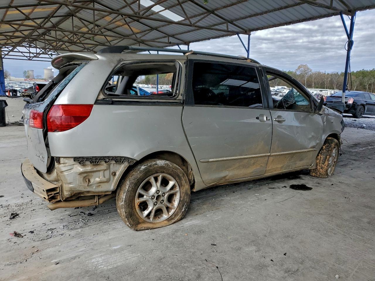 2004 TOYOTA SIENNA XLE photo 3