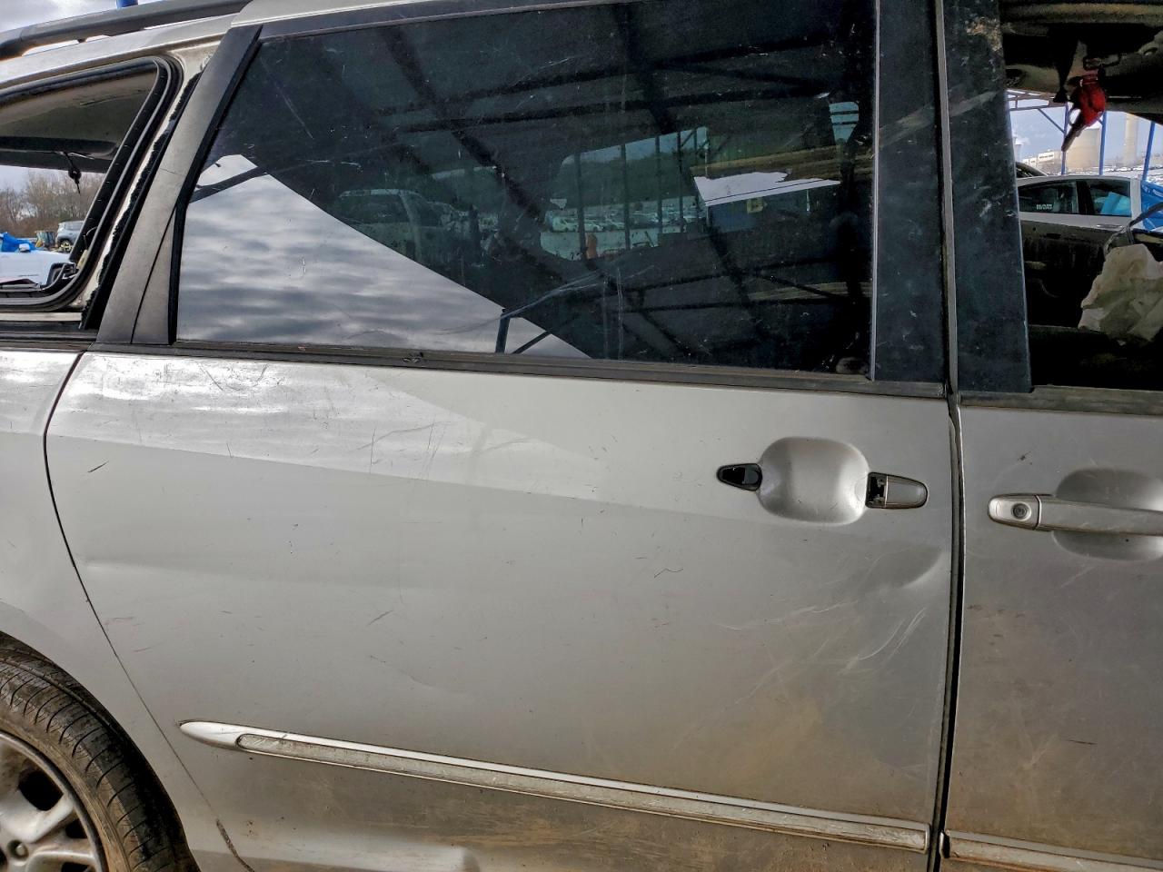 2004 TOYOTA SIENNA XLE photo 11