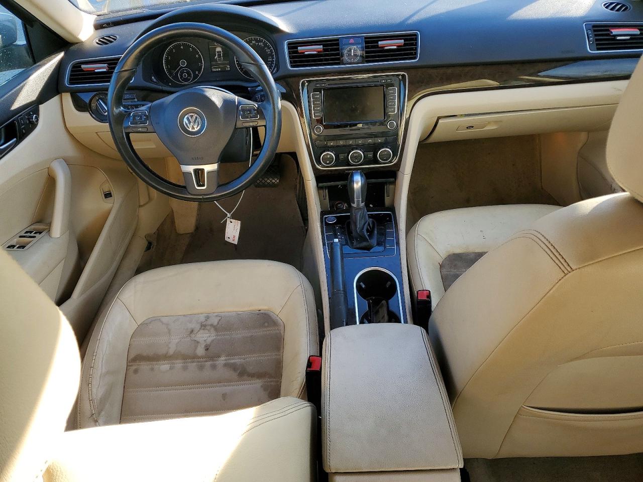 2015 VOLKSWAGEN PASSAT SEL photo 15