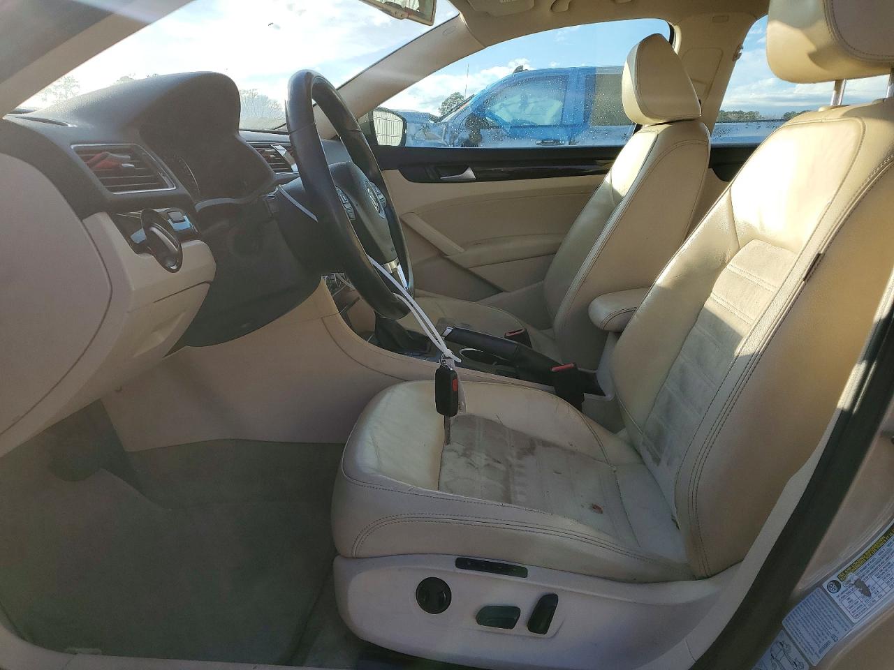 2015 VOLKSWAGEN PASSAT SEL photo 13